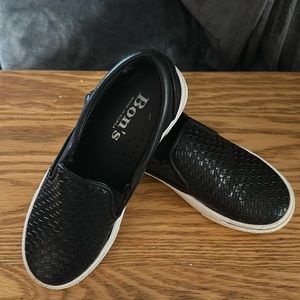 Girls slide on Bon’s boat shoe